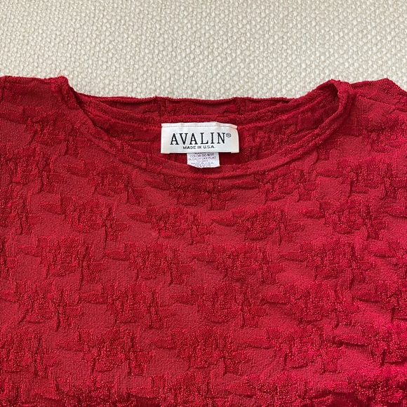 Avalin red top with brocade floral pattern - Picture 2 of 4